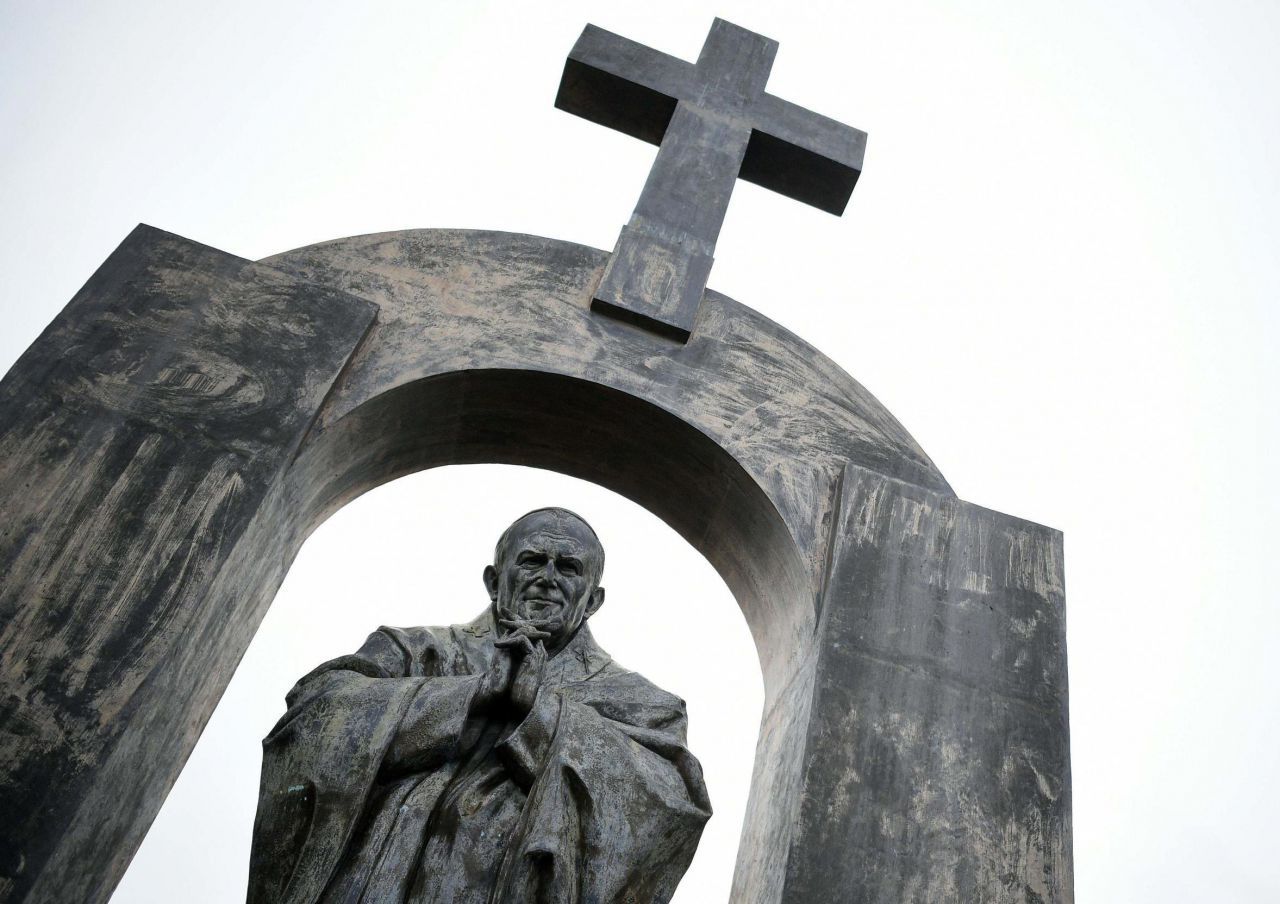 Scandale à Rome : une statue de Jean-Paul II profanée par des militants pro-Palestine